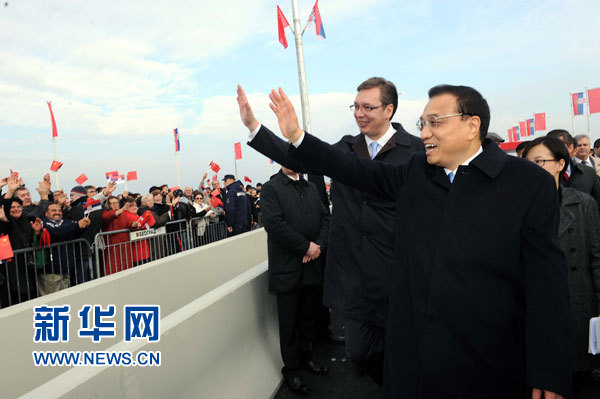 12月18日，中國(guó)國(guó)務(wù)院總理李克強(qiáng)在貝爾格萊德同塞爾維亞總理武契奇共同出席貝爾格萊德跨多瑙河大橋竣工儀式。這是李克強(qiáng)與武契奇在儀式現(xiàn)場(chǎng)向塞爾維亞群眾揮手致意。新華社記者 饒愛民 攝