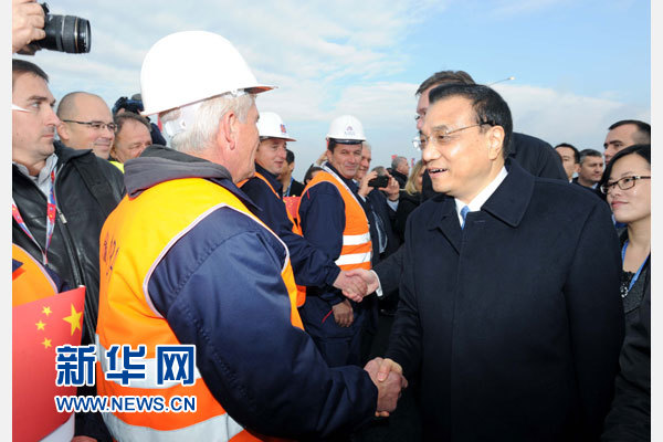 12月18日，中國(guó)國(guó)務(wù)院總理李克強(qiáng)在貝爾格萊德同塞爾維亞總理武契奇共同出席貝爾格萊德跨多瑙河大橋竣工儀式。這是李克強(qiáng)同大橋建設(shè)者親切交流。新華社記者 饒愛民 攝
