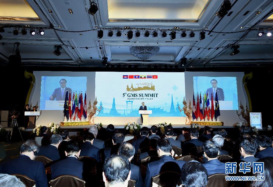 12月20日，中國國務(wù)院總理李克強(qiáng)在曼谷出席大湄公河次區(qū)域經(jīng)濟(jì)合作領(lǐng)導(dǎo)人第五次會(huì)議。這是李克強(qiáng)在開幕式上致辭。 新華社記者饒愛民攝 