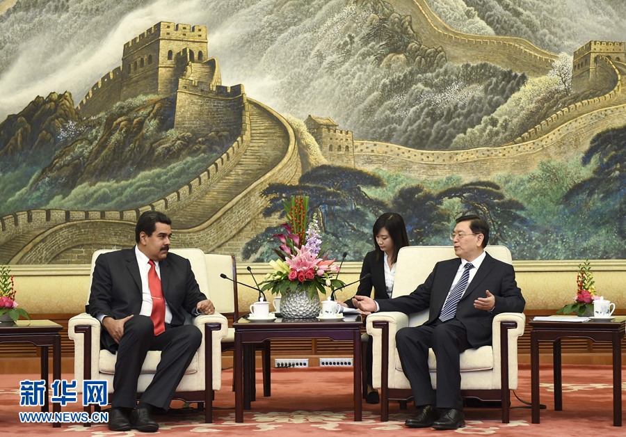 1月8日，全國(guó)人大常委會(huì)委員長(zhǎng)張德江在北京人民大會(huì)堂會(huì)見委內(nèi)瑞拉總統(tǒng)馬杜羅。 新華社記者 張鐸 攝 