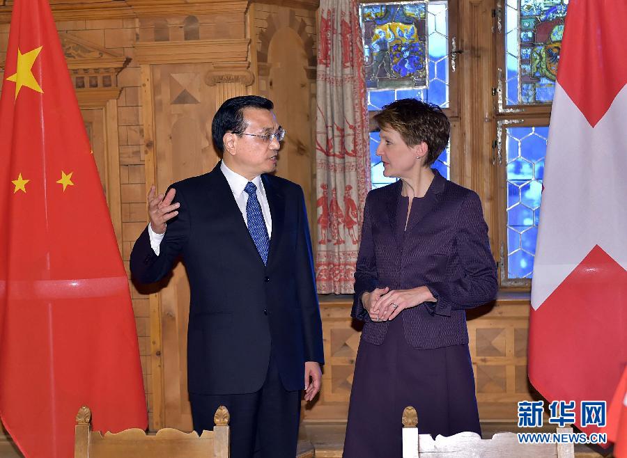 1月21日，國務(wù)院總理李克強(qiáng)在達(dá)沃斯同瑞士聯(lián)邦主席索馬魯加舉行會談。這是會談結(jié)束后，李克強(qiáng)與索馬魯加共同出席雙邊金融、食品、藥品、科研、人員往來等領(lǐng)域合作文件簽字儀式。新華社記者 李濤 攝