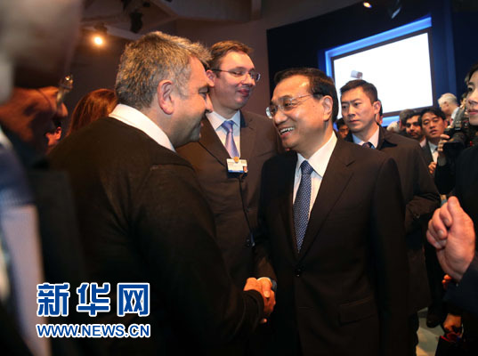 1月21日，中國國務(wù)院總理李克強在瑞士達(dá)沃斯舉行的世界經(jīng)濟(jì)論壇全會發(fā)表特別致辭并回答提問。這是李克強在致辭后同與會嘉賓親切交談。新華社記者 劉衛(wèi)兵 攝