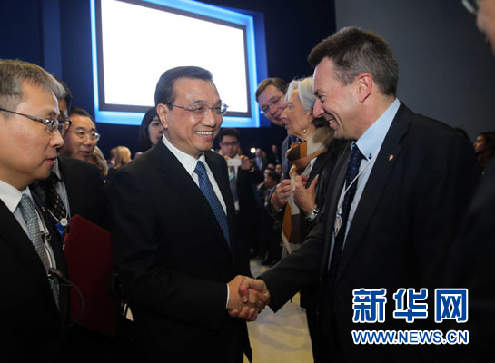 1月21日，中國國務(wù)院總理李克強在瑞士達(dá)沃斯舉行的世界經(jīng)濟(jì)論壇全會發(fā)表特別致辭并回答提問。這是李克強在致辭前同與會嘉賓親切交談。新華社記者 劉衛(wèi)兵 攝