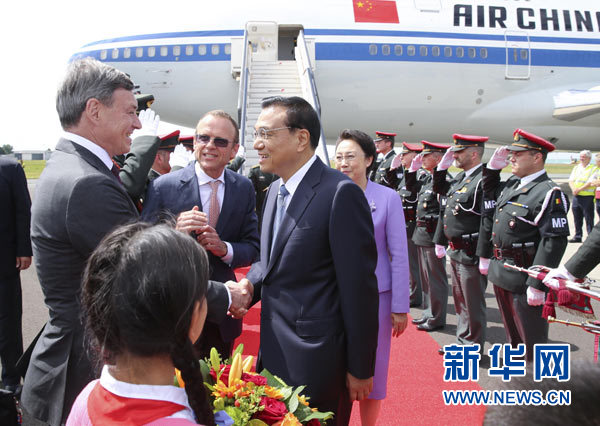 當(dāng)?shù)貢r(shí)間6月28日下午，經(jīng)中歐雙方商定，國(guó)務(wù)院總理李克強(qiáng)乘專機(jī)抵達(dá)比利時(shí)首都布魯塞爾，出席第十七次中國(guó)歐盟領(lǐng)導(dǎo)人會(huì)晤。李克強(qiáng)總理夫人程虹同機(jī)抵達(dá)。歐盟和比利時(shí)政府高級(jí)官員到阿貝拉格機(jī)場(chǎng)迎接。新華社記者 龐興雷 攝 