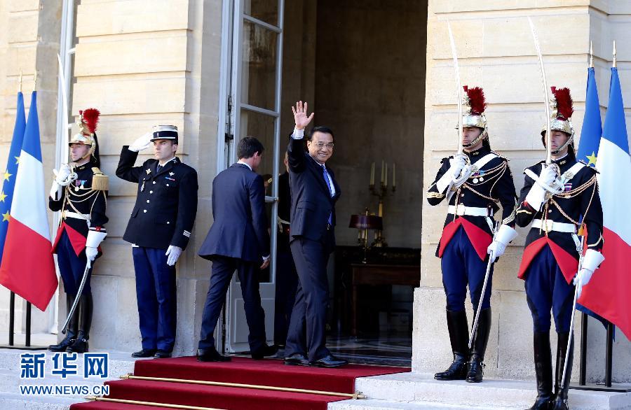 6月30日，中國國務(wù)院總理李克強在巴黎總理府同法國總理瓦爾斯舉行會談。 新華社記者 馬占成 攝