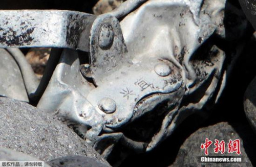 圖為疑似飛機(jī)金屬殘片上刻有中文&ldquo;宜興&rdquo;兩字。