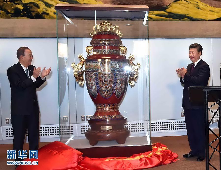 9月27日，國家主席習(xí)近平在紐約出席中國向聯(lián)合國贈送&ldquo;和平尊&rdquo;儀式。聯(lián)合國秘書長潘基文出席。 新華社記者 李濤 攝 