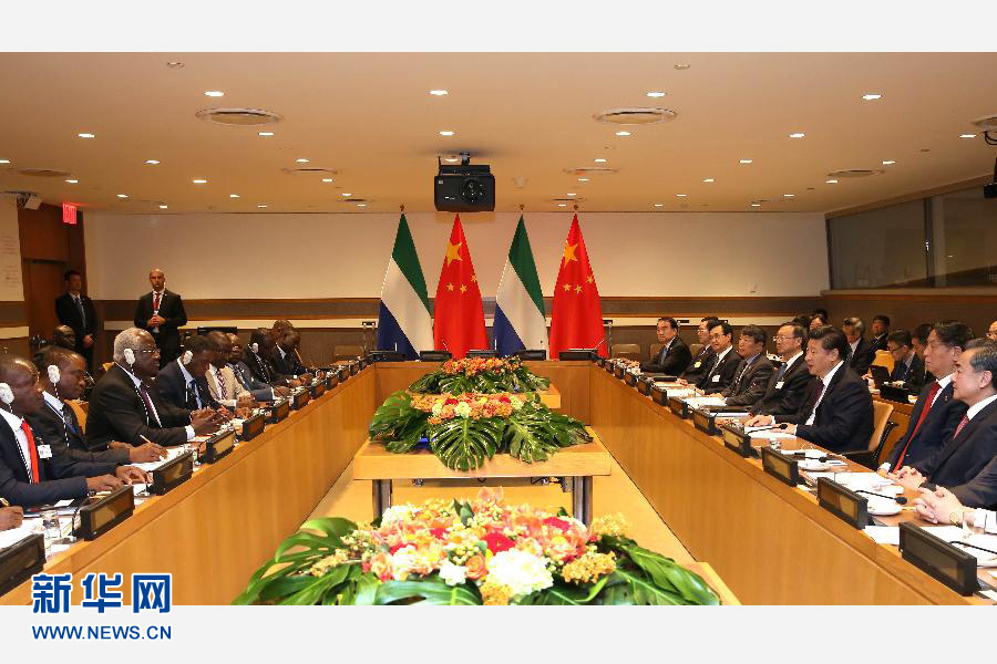 9月27日，國家主席習(xí)近平在紐約會見塞拉利昂總統(tǒng)科羅馬。新華社記者 龐興雷 攝