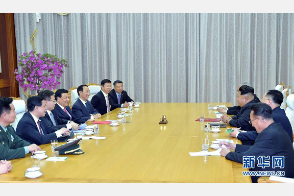 10月9日，中共中央政治局常委、中央書記處書記劉云山在平壤百花園迎賓館會見朝鮮勞動黨第一書記金正恩。 新華社記者 李濤 攝 