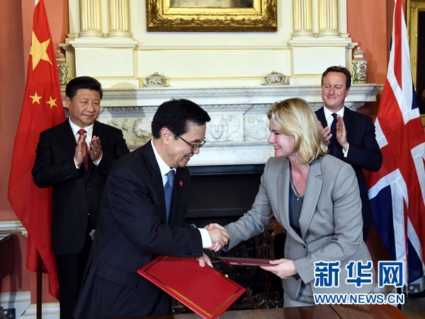 10月21日，國家主席習(xí)近平在倫敦唐寧街首相府同英國首相卡梅倫舉行會談。這是會談結(jié)束后，兩國領(lǐng)導(dǎo)人共同見證雙邊合作文件的簽署。新華社記者 饒愛民 攝 