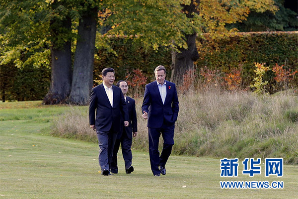 這是習(xí)近平與卡梅倫漫步草坪，邊走邊談。新華社記者 鞠鵬攝