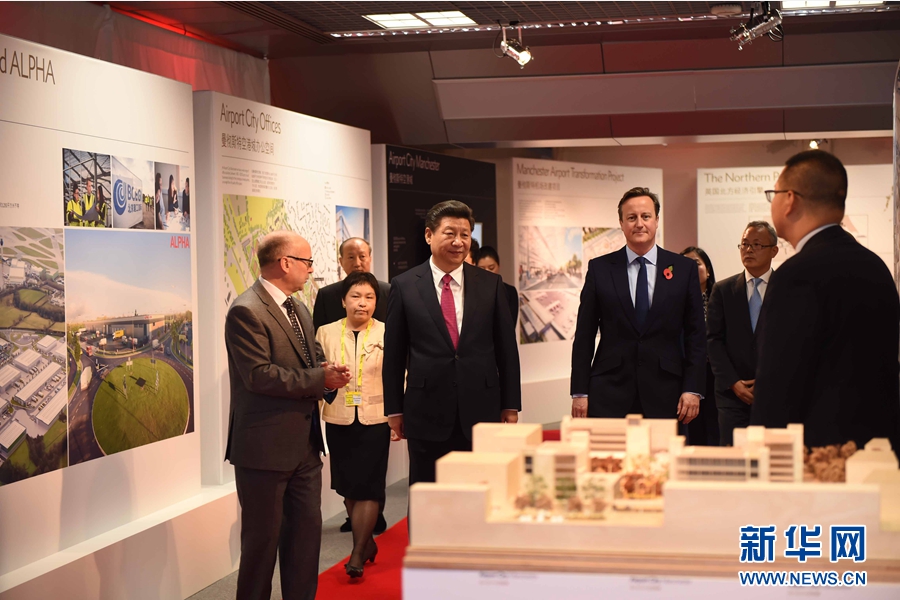 10月23日，國(guó)家主席習(xí)近平在英國(guó)首相卡梅倫陪同下，參觀曼徹斯特空港城項(xiàng)目。這是習(xí)近平和卡梅倫共同參觀曼徹斯特空港城發(fā)展規(guī)劃圖片展和空港城中國(guó)園模型。 新華社記者 張鐸 攝