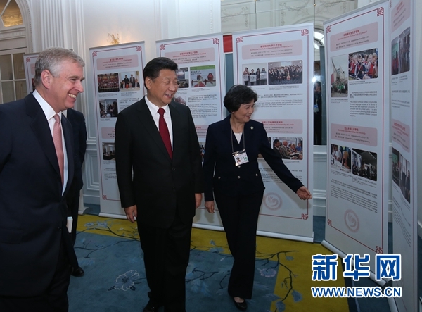 10月22日，國家主席習(xí)近平在倫敦出席全英孔子學(xué)院和孔子課堂年會開幕式。這是習(xí)近平參觀全英孔子學(xué)院和孔子課堂成果圖片展。 新華社記者 龐興雷 攝