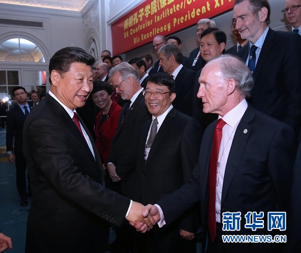 10月22日，國家主席習(xí)近平在倫敦出席全英孔子學(xué)院和孔子課堂年會開幕式。這是習(xí)近平同參加開幕式的嘉賓親切交談。 新華社記者 龐興雷 攝 