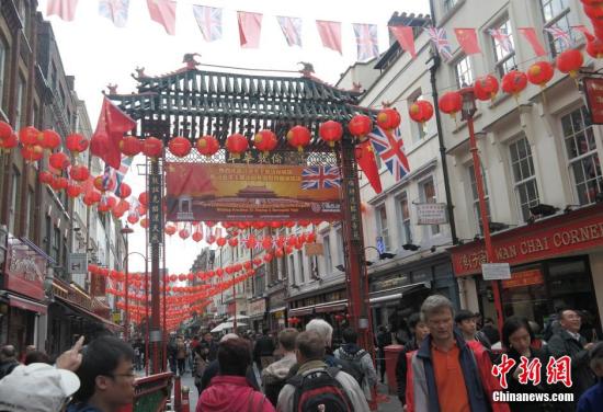 習(xí)近平主席訪問英國，倫敦唐人街掛出大紅燈籠和中英兩國國旗。 <a target='_blank' ><p  align=