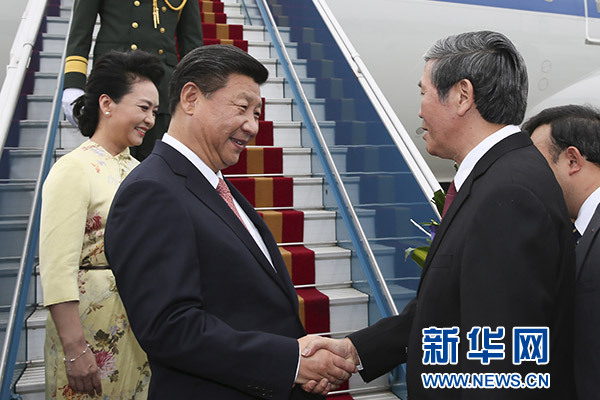 11月5日，中共中央總書記、國家主席習(xí)近平抵達(dá)越南首都河內(nèi)，開始對越南進(jìn)行國事訪問。這是越南高級官員到機(jī)場迎接習(xí)近平和夫人彭麗媛。新華社記者蘭紅光攝 