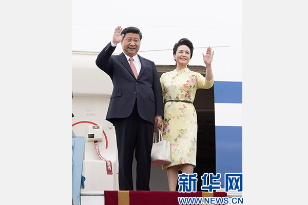 11月5日，中共中央總書記、國家主席習(xí)近平抵達(dá)越南首都河內(nèi)，開始對越南進(jìn)行國事訪問。這是習(xí)近平和夫人彭麗媛步出艙門向歡迎人群揮手致意。新華社記者 李學(xué)仁 攝
