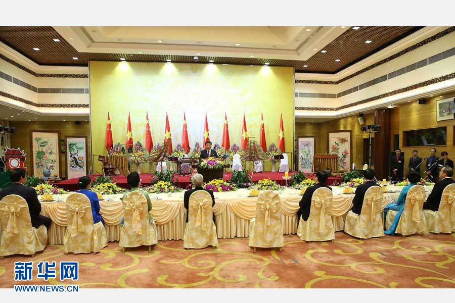 11月5日，中共中央總書(shū)記、國(guó)家主席習(xí)近平和夫人彭麗媛出席越共中央總書(shū)記阮富仲和越南國(guó)家主席張晉創(chuàng)在河內(nèi)國(guó)際會(huì)議中心舉行的盛大歡迎晚宴。新華社記者 龐興雷 攝 