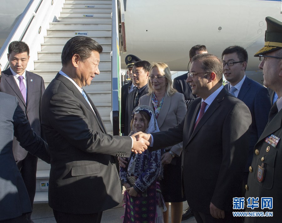  11月14日，國家主席習(xí)近平抵達(dá)土耳其安塔利亞，應(yīng)土耳其共和國總統(tǒng)埃爾多安邀請，出席二十國集團(tuán)領(lǐng)導(dǎo)人第十次峰會(huì)。土耳其高級(jí)官員到機(jī)場迎接習(xí)近平主席一行。新華社記者 李學(xué)仁 攝 