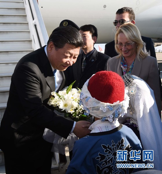 11月14日，國家主席習(xí)近平抵達(dá)土耳其安塔利亞，應(yīng)土耳其共和國總統(tǒng)埃爾多安邀請，出席二十國集團(tuán)領(lǐng)導(dǎo)人第十次峰會(huì)。這是土耳其兒童向習(xí)近平主席獻(xiàn)花。新華社記者 饒愛民 攝 