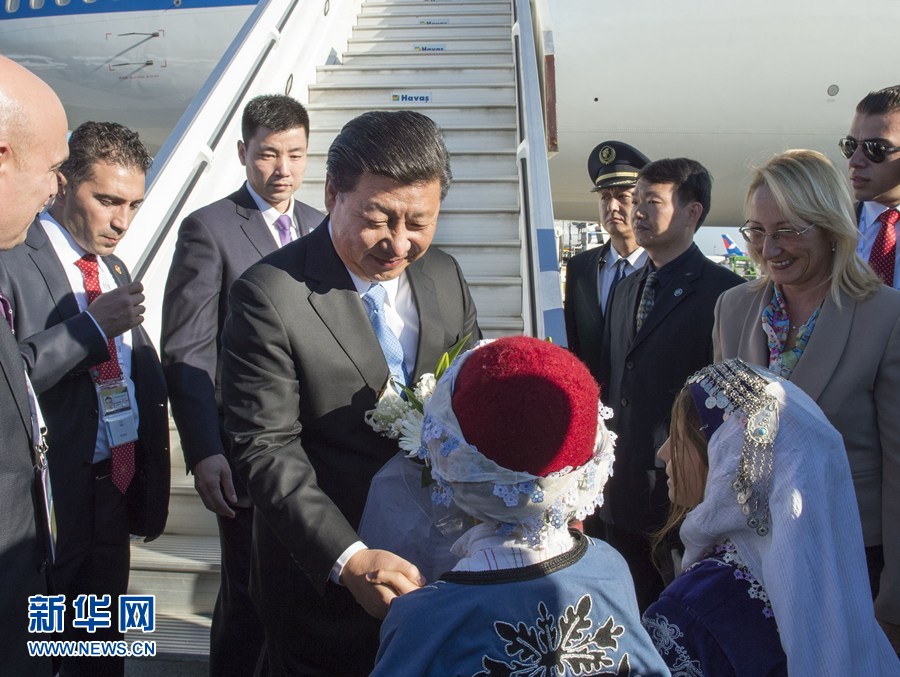 11月14日，國家主席習(xí)近平抵達(dá)土耳其安塔利亞，應(yīng)土耳其共和國總統(tǒng)埃爾多安邀請，出席二十國集團(tuán)領(lǐng)導(dǎo)人第十次峰會(huì)。這是土耳其兒童向習(xí)近平主席獻(xiàn)花。新華社記者 李學(xué)仁 攝 