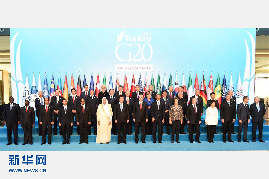 11月15日，中國國家主席習近平出席在土耳其安塔利亞舉行的二十國集團領導人第十次峰會。這是習近平主席同與會領導人合影。 新華社記者李學仁 攝 