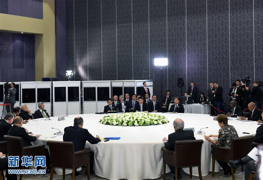  11月15日，金磚國(guó)家領(lǐng)導(dǎo)人非正式會(huì)晤在土耳其安塔利亞舉行，中國(guó)國(guó)家主席習(xí)近平、俄羅斯總統(tǒng)普京、印度總理莫迪、南非總統(tǒng)祖馬、巴西總統(tǒng)羅塞夫出席。習(xí)近平在會(huì)上發(fā)表題為《開拓機(jī)遇應(yīng)對(duì)挑戰(zhàn)》的重要講話。 新華社記者 饒愛民 攝 