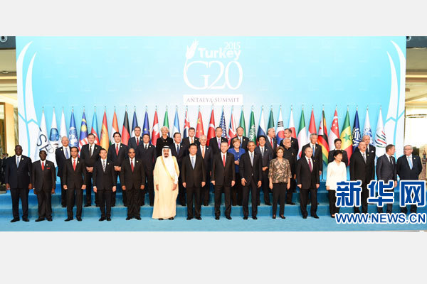 11月15日，二十國(guó)集團(tuán)領(lǐng)導(dǎo)人第十次峰會(huì)在土耳其安塔利亞舉行。國(guó)家主席習(xí)近平出席并發(fā)表題為《創(chuàng)新增長(zhǎng)路徑共享發(fā)展成果》的重要講話。這是習(xí)近平主席同與會(huì)領(lǐng)導(dǎo)人合影。 新華社記者 李學(xué)仁 攝