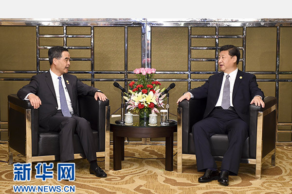 11月18日，國(guó)家主席習(xí)近平在菲律賓馬尼拉會(huì)見(jiàn)前來(lái)出席亞太經(jīng)合組織第二十三次領(lǐng)導(dǎo)人非正式會(huì)議的香港特別行政區(qū)行政長(zhǎng)官梁振英。新華社記者謝環(huán)馳攝