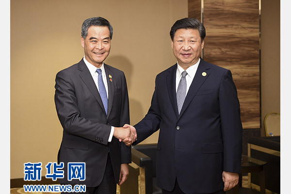 11月18日，國(guó)家主席習(xí)近平在菲律賓馬尼拉會(huì)見(jiàn)前來(lái)出席亞太經(jīng)合組織第二十三次領(lǐng)導(dǎo)人非正式會(huì)議的香港特別行政區(qū)行政長(zhǎng)官梁振英。新華社記者謝環(huán)馳攝