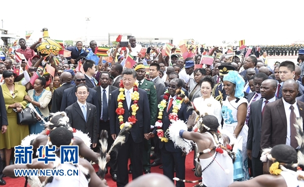 12月1日，中國(guó)國(guó)家主席習(xí)近平乘專機(jī)抵達(dá)津巴布韋首都哈拉雷，開始對(duì)津巴布韋進(jìn)行國(guó)事訪問(wèn)。津巴布韋總統(tǒng)穆加貝在機(jī)場(chǎng)舉行隆重歡迎儀式。這是當(dāng)?shù)孛癖娞饸g快熱情的傳統(tǒng)舞蹈，歡迎習(xí)近平和彭麗媛到訪。新華社記者 謝環(huán)馳 攝 