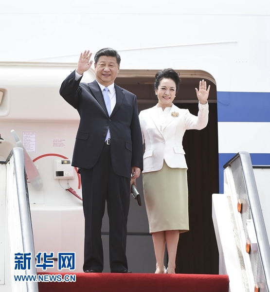 12月1日，中國(guó)國(guó)家主席習(xí)近平乘專機(jī)抵達(dá)津巴布韋首都哈拉雷，開始對(duì)津巴布韋進(jìn)行國(guó)事訪問(wèn)。津巴布韋總統(tǒng)穆加貝在機(jī)場(chǎng)舉行隆重歡迎儀式。這是習(xí)近平和夫人彭麗媛向歡迎人群揮手致意。新華社記者 謝環(huán)馳 攝 