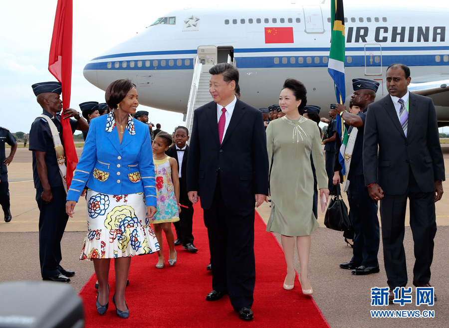 12月2日，國家主席習(xí)近平抵達(dá)南非首都比勒陀利亞，開始對南非進行國事訪問。南非外長馬沙巴內(nèi)等政府高級官員到機場迎接習(xí)近平和夫人彭麗媛。新華社記者蘭紅光攝