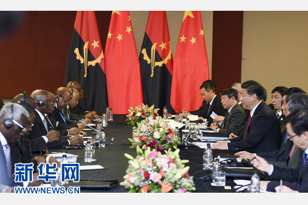 12月3日，國家主席習(xí)近平在約翰內(nèi)斯堡會見安哥拉總統(tǒng)多斯桑托斯。 新華社記者 謝環(huán)馳 攝