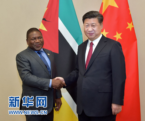 12月3日，國家主席習近平在約翰內斯堡會見莫桑比克總統(tǒng)紐西。新華社記者 李濤 攝 