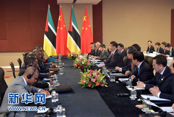 12月3日，國家主席習近平在約翰內斯堡會見莫桑比克總統(tǒng)紐西。新華社記者 李濤 攝 