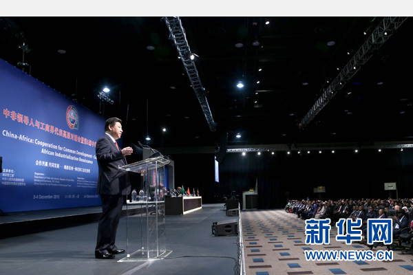 12月4日，國(guó)家主席習(xí)近平在約翰內(nèi)斯堡出席中非領(lǐng)導(dǎo)人與工商界代表高層對(duì)話(huà)會(huì)暨第五屆中非企業(yè)家大會(huì)閉幕式并發(fā)表題為《攜手共進(jìn)，譜寫(xiě)中非合作新篇章》的重要講話(huà)。新華社記者 姚大偉 攝