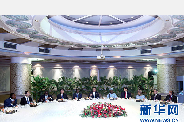 12月5日，國(guó)家主席習(xí)近平在約翰內(nèi)斯堡再次集體會(huì)見17位非洲國(guó)家領(lǐng)導(dǎo)人。 新華社記者 姚大偉 攝