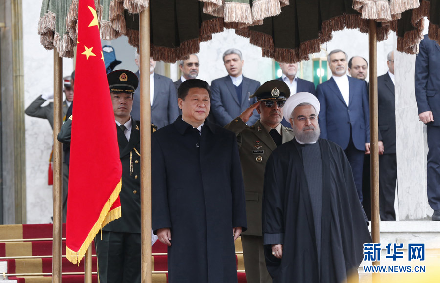 1月23日，國家主席習近平同伊朗總統(tǒng)魯哈尼在德黑蘭薩德阿巴德王宮舉行會談。這是會談前，習近平主席出席魯哈尼總統(tǒng)舉行的隆重歡迎儀式。新華社記者 鞠鵬 攝