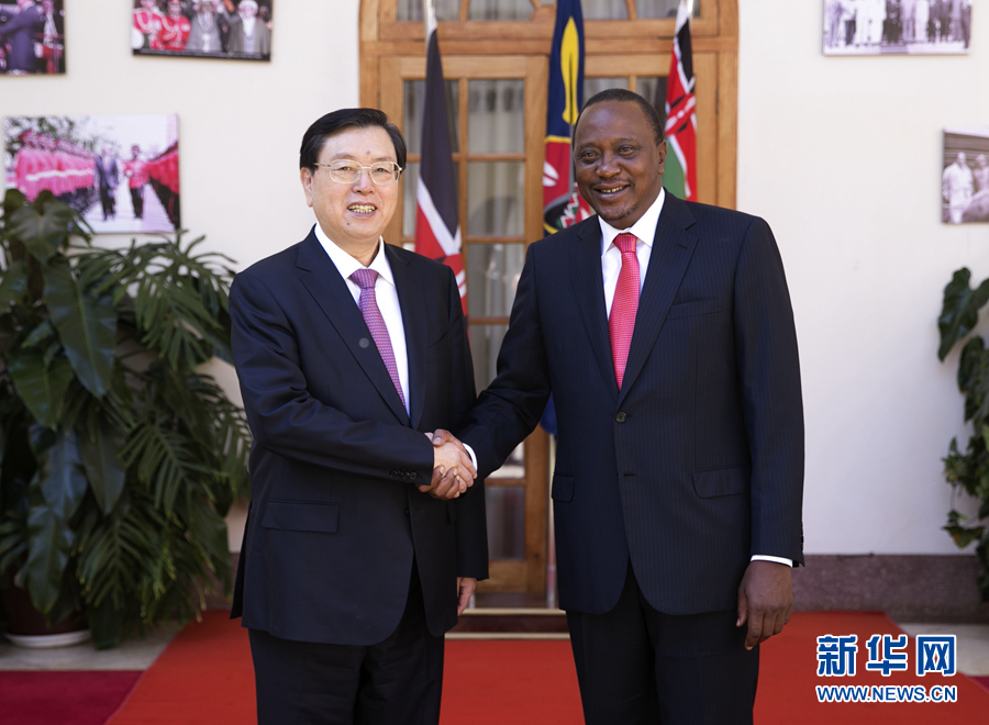 3月23日至26日，全國(guó)人大常委會(huì)委員長(zhǎng)張德江對(duì)肯尼亞進(jìn)行正式友好訪問。這是3月24日，張德江在肯尼亞首都內(nèi)羅畢會(huì)見肯尼亞總統(tǒng)肯雅塔。 新華社記者馬占成攝