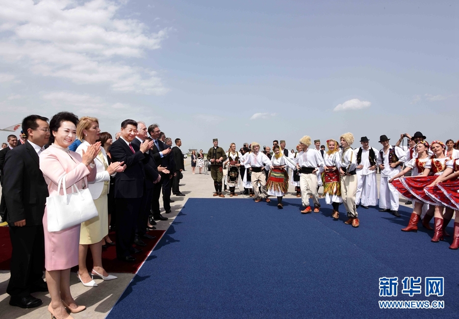 6月17日，國家主席習(xí)近平乘專機(jī)抵達(dá)貝爾格萊德，開始對(duì)塞爾維亞共和國進(jìn)行國事訪問。塞爾維亞民眾跳起歡快熱情的傳統(tǒng)舞蹈科羅舞熱烈歡迎習(xí)近平和夫人彭麗媛到訪。新華社記者 饒愛民 攝 