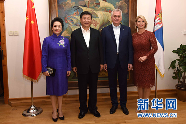 當(dāng)?shù)貢r(shí)間6月17日，國家主席習(xí)近平同塞爾維亞總統(tǒng)尼科利奇在貝爾格萊德舉行會(huì)晤。這是習(xí)近平和夫人彭麗媛同尼科利奇夫婦在和平別墅合影。新華社記者饒愛民攝