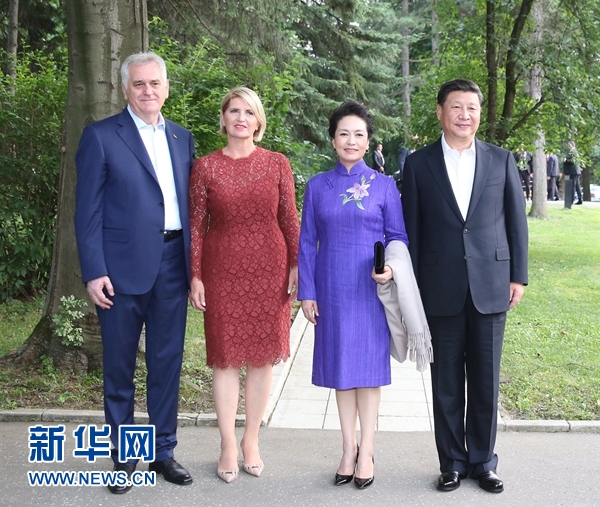 當(dāng)?shù)貢r(shí)間6月17日，國家主席習(xí)近平同塞爾維亞總統(tǒng)尼科利奇在貝爾格萊德舉行會(huì)晤。這是習(xí)近平和夫人彭麗媛同尼科利奇夫婦在和平別墅合影。新華社記者 丁林 攝