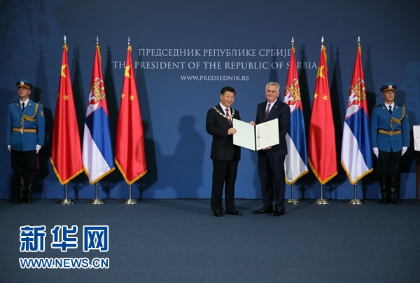6月18日，國家主席習(xí)近平在貝爾格萊德同塞爾維亞總統(tǒng)尼科利奇舉行會談。會談后，尼科利奇向習(xí)近平授予塞爾維亞最高級別勛章&ldquo;共和國一級榮譽(yù)勛章&rdquo;，感謝習(xí)近平為中塞關(guān)系發(fā)展作出的杰出貢獻(xiàn)。新華社記者蘭紅光攝 
