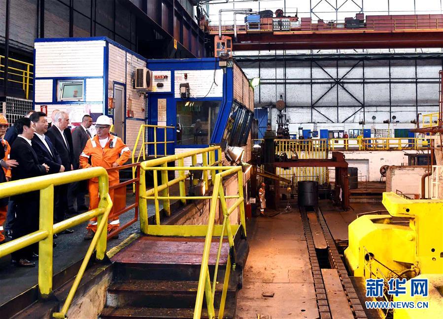 6月19日上午，國(guó)家主席習(xí)近平在貝爾格萊德參觀河鋼集團(tuán)塞爾維亞斯梅代雷沃鋼廠。 新華社記者 饒愛民 攝