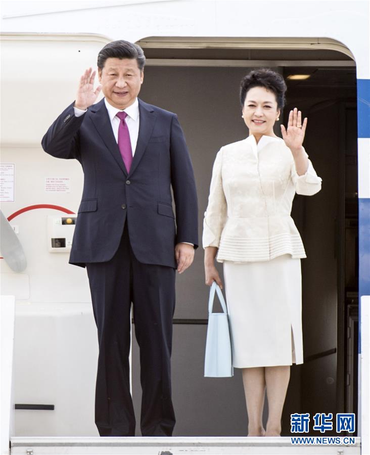 6月19日，國家主席習(xí)近平抵達華沙，開始對波蘭共和國進行國事訪問。這是習(xí)近平和夫人彭麗媛步出艙門。 新華社記者 謝環(huán)馳 攝 