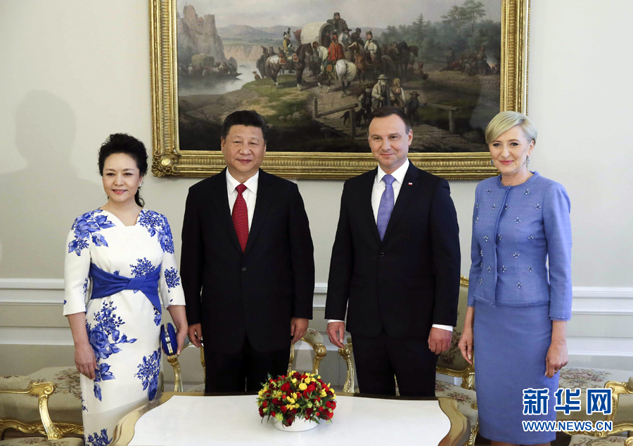 6月20日，國(guó)家主席習(xí)近平出席波蘭總統(tǒng)杜達(dá)在華沙總統(tǒng)府舉行的隆重歡迎儀式。歡迎儀式后，習(xí)近平和夫人彭麗媛同杜達(dá)和夫人阿加塔簡(jiǎn)短寒暄。新華社記者 蘭紅光 攝
