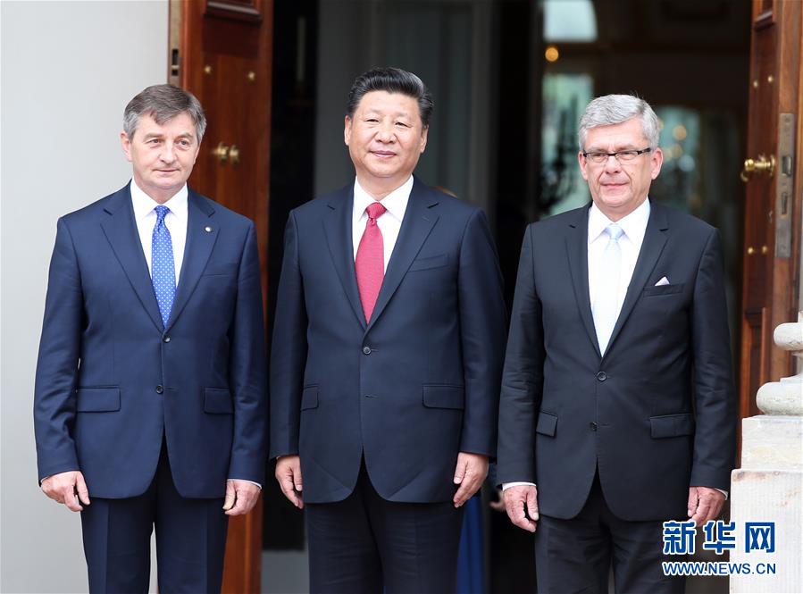6月20日，國(guó)家主席習(xí)近平在華沙瓦津基公園水上宮殿會(huì)見(jiàn)波蘭參議長(zhǎng)卡切夫斯基（右）和眾議長(zhǎng)庫(kù)赫欽斯基。 新華社記者 姚大偉 攝  
