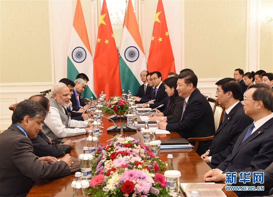 6月23日，國(guó)家主席習(xí)近平在烏茲別克斯坦塔什干會(huì)見(jiàn)印度總理莫迪。新華社記者 饒愛(ài)民攝