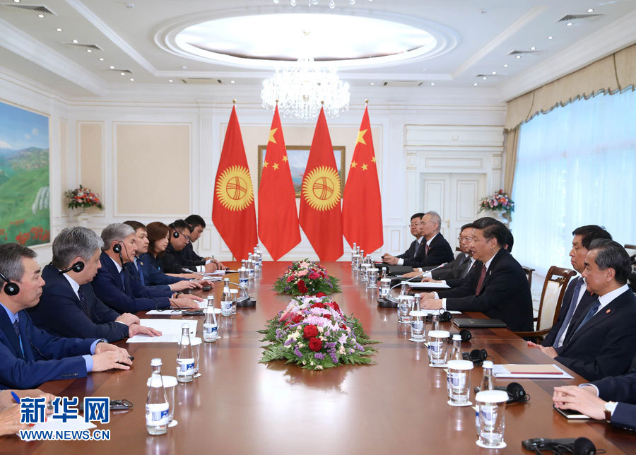 6月24日，國家主席習(xí)近平在烏茲別克斯坦塔什干會見吉爾吉斯斯坦總統(tǒng)阿坦巴耶夫。 新華社記者 馬占成 攝